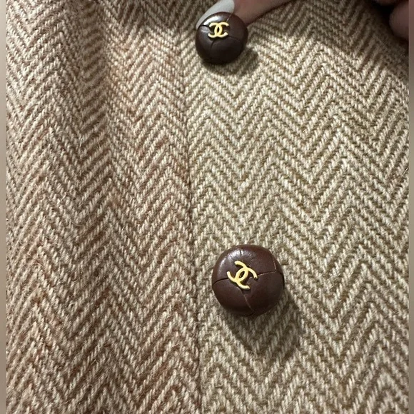 Chanel 1990s Women's Tan Herringbone Blazer and hanger - Picture 3 of 3